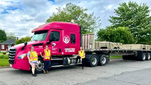Un camion rose pour attirer les étudiantes dans la formation en camionnage