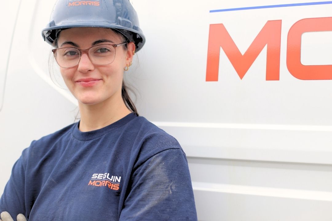 Une électricienne en pleine action