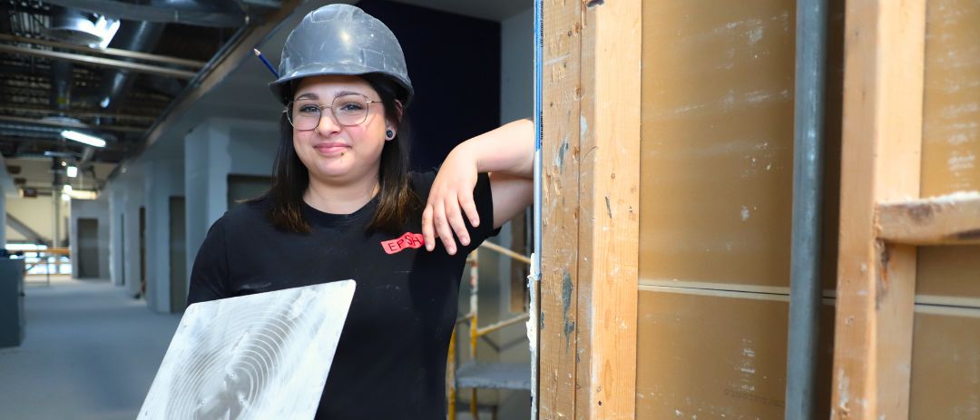 Plâtrière en devenir: le parcours inspirant de Sabryna Maher  