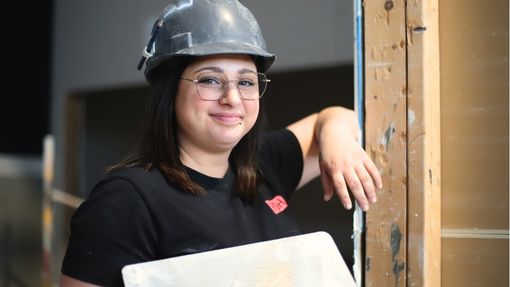 Plâtrière en devenir: le parcours inspirant de Sabryna Maher  