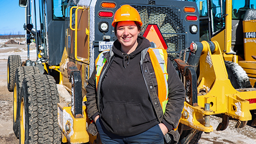 Annie Drapeau : conductrice d’engins de chantier en devenir