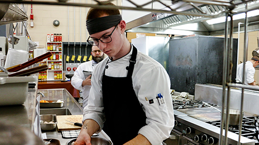 8 questions à Antoine Lavoie, compétiteur en Cuisine aux Olympiades québécoises