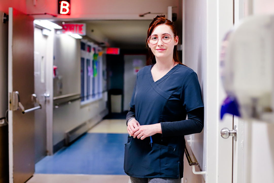 Fleur Lemoine est infirmière auxiliaire. Pour cette Française de 26 ans, la formation professionnelle a été une porte d’entrée pour le Québec et vers un emploi essentiel gratifiant et payant.