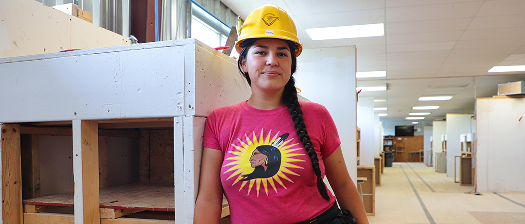 Keely Shay Tekawisahá:wi Paul, il est temps d’apprendre le métier de charpentière